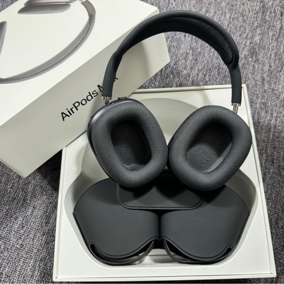 AirPods Max with Smart Case Space Gray (Send Offers) - Picture 5 of 8